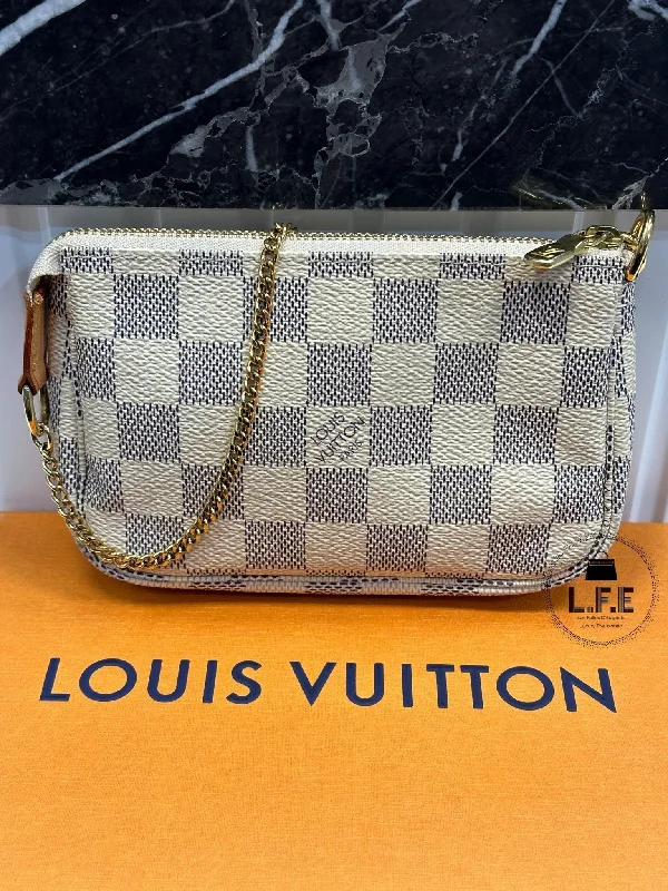 Ladies Louis Vuitton Petite Malle bags in a pastel color for a soft lookLouis Vuitton - Sac Pochette Accessoires Mini