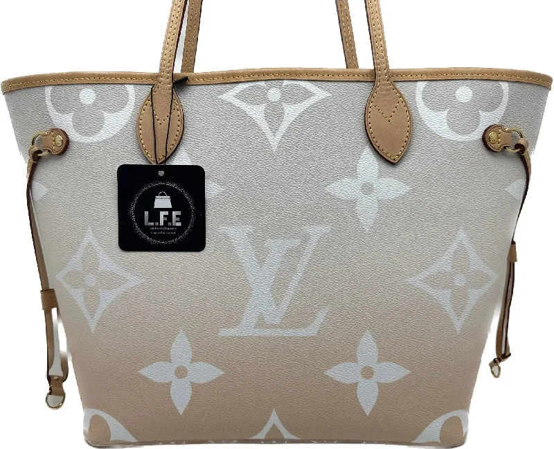 Louis Vuitton bags with a magnetic snap closure for easy accessLouis Vuitton - Sac Neverfull MM