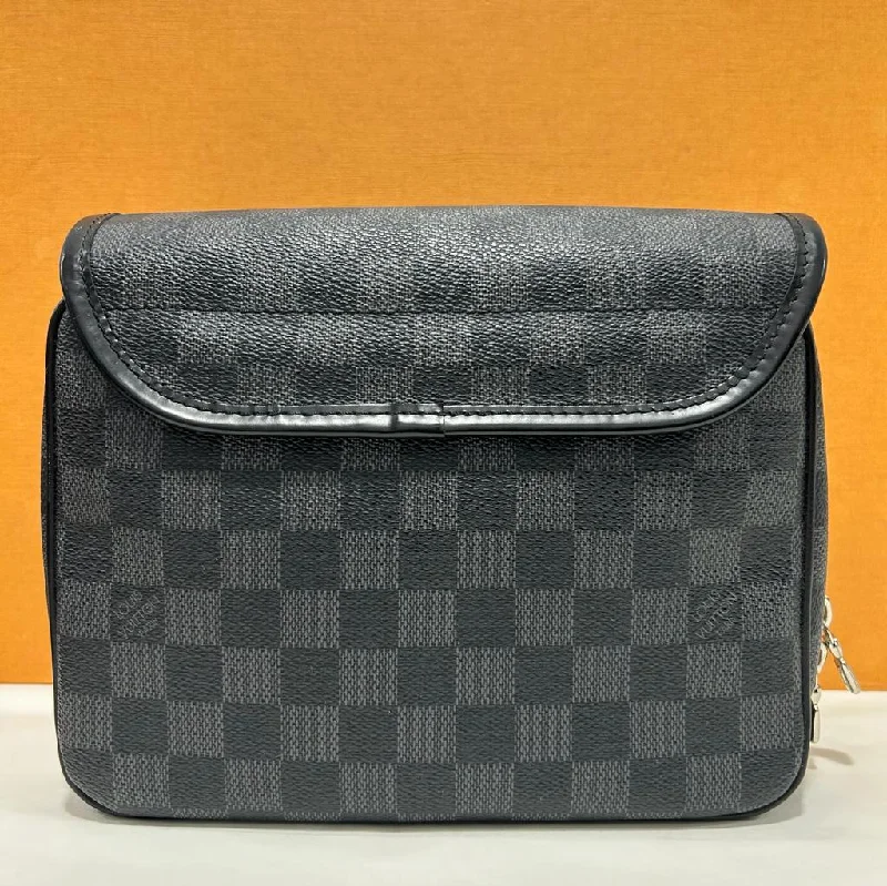 Louis Vuitton handbags with a back - zip pocket for storing valuablesLouis vuitton - Trousse de toilette homme.