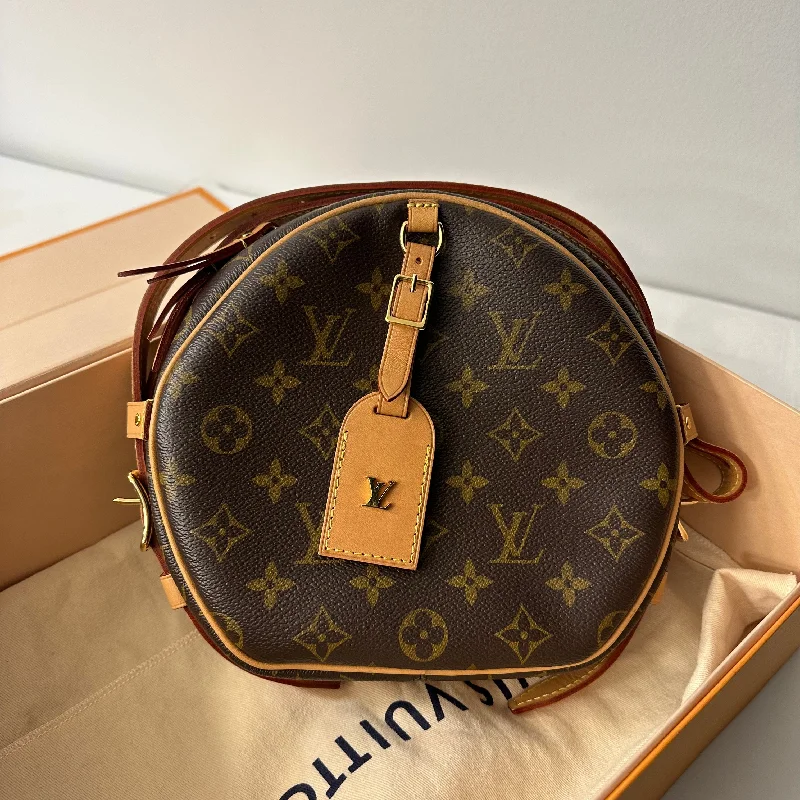 Louis Vuitton Alma bags with a detachable shoulder strap for versatilityLouis Vuitton - Sac Boîte à Chapeau souple MM