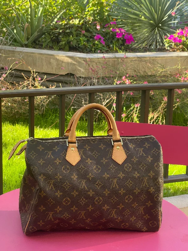 Louis Vuitton crossbody bags with a woven leather strap for textureLouis Vuitton - Sac Speedy 35 monogramme