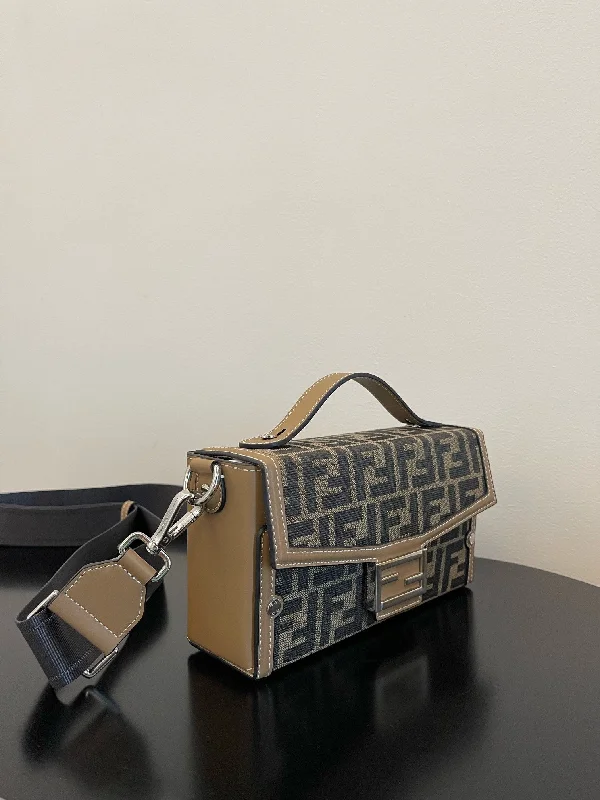 Fendi crossbody bags with a detachable coin purse for added functionality and convenienceFendi Luxury Bag - FED - 176