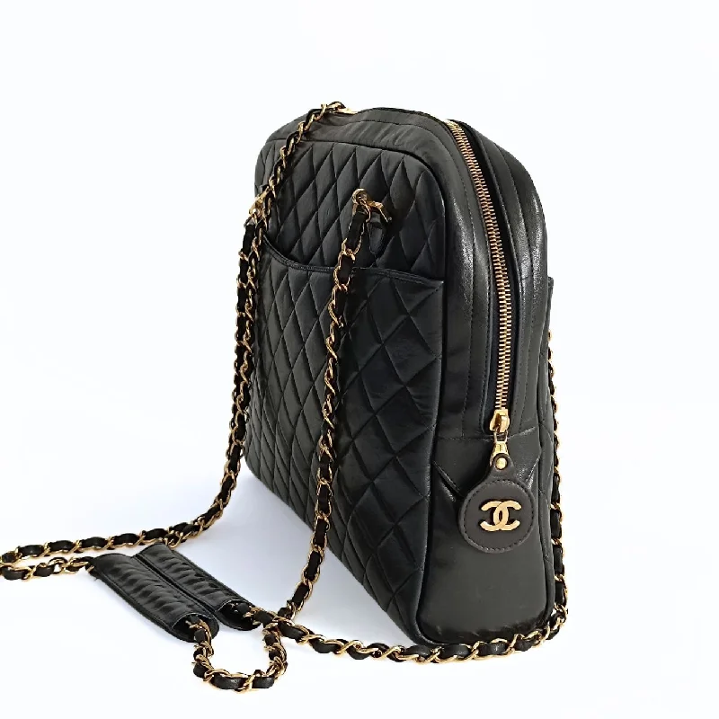 Chanel bags with iconic gold chainsCHANEL borsa a spalla Grand Shopping in pelle matelasse nera