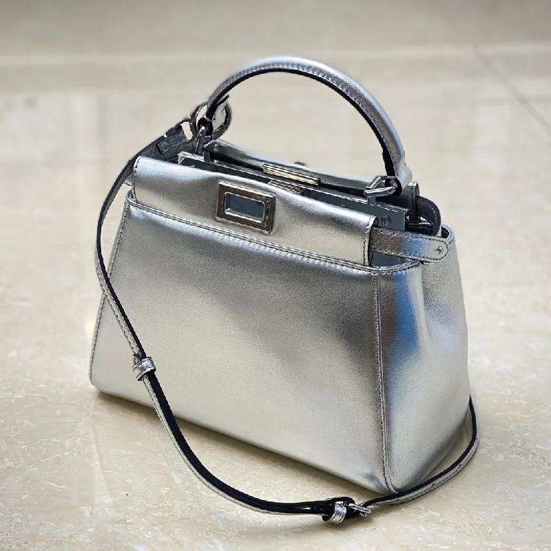 Ladies Fendi shoulder bags with a hidden magnetic pocket for discreet storageFendi Luxury Bag - FED - 202