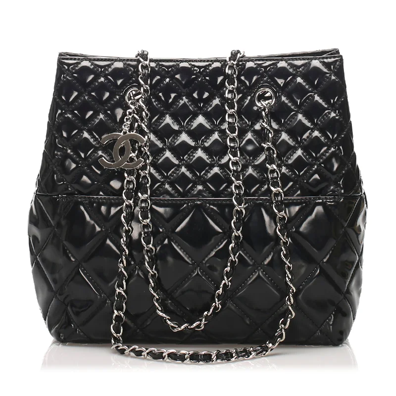 Chanel Designer Handbag with Unique DesignChanel Matelasse Patent Leather Shoulder bag Black