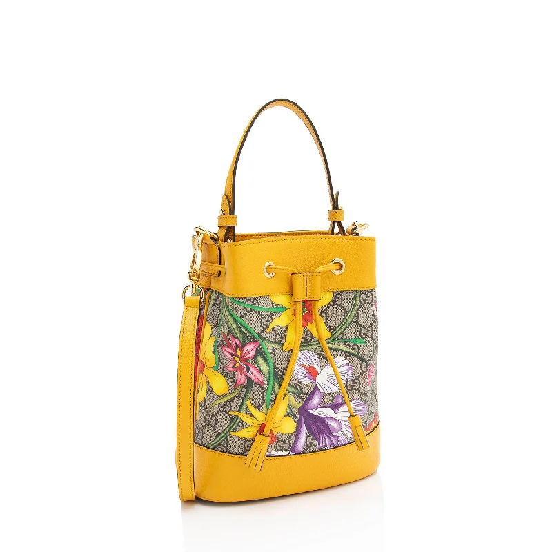 Women Gucci bags with a chain - link trim and a leather bodyGucci GG Supreme Flora Ophidia Small Bucket Bag (xrAn0H)